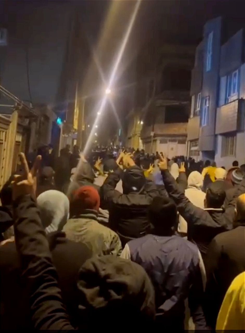 استمرار الانتفاضة الشعبية في إيران.. المحتجون في الشوارع من كامياران إلى طهران