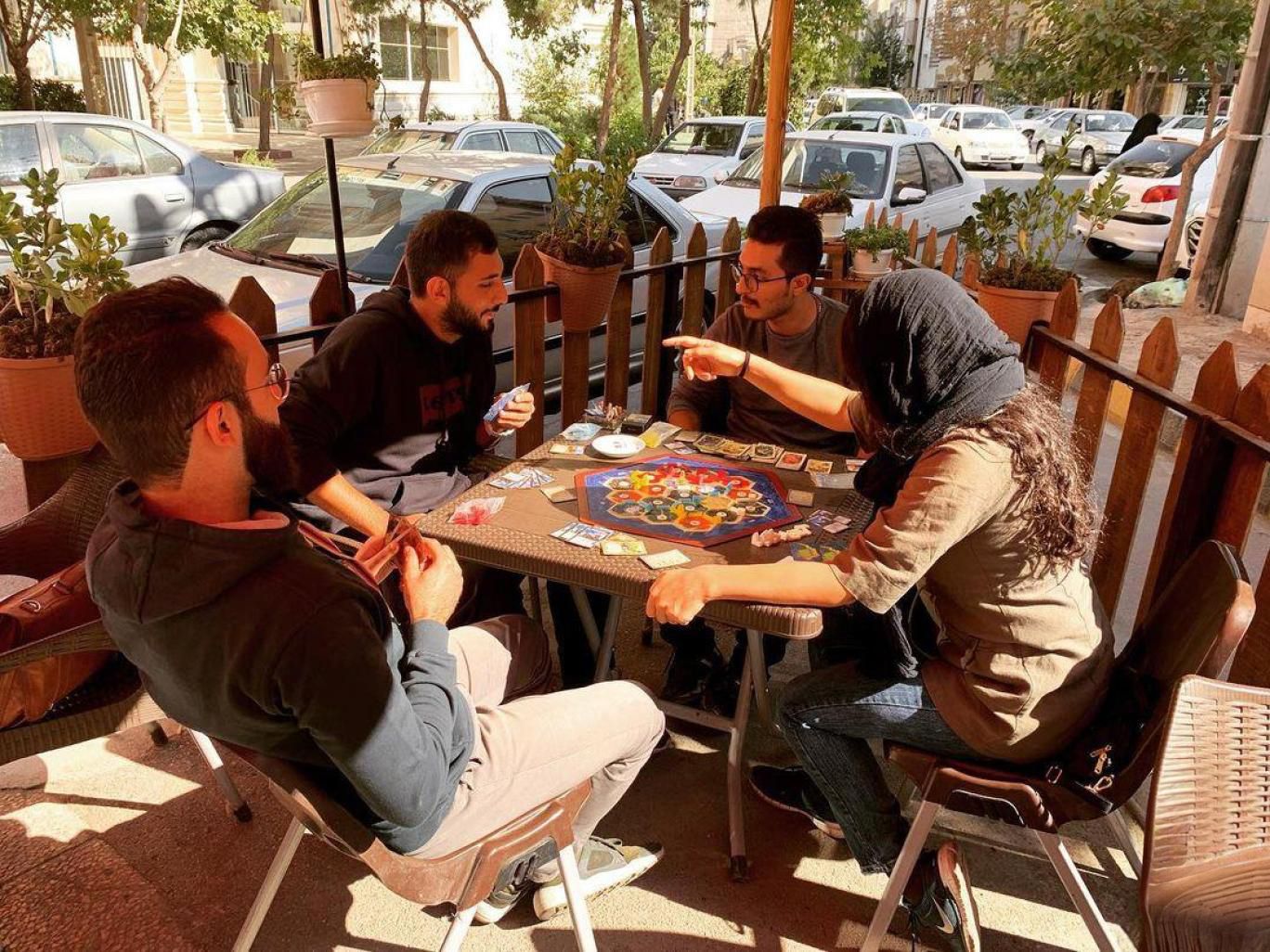 جمع‌آوری فضای بیرونی رستوران‌ها و کافه‌های مشهد؛ حکومت مقابله با زیست شبانه را شدت می‌بخشد