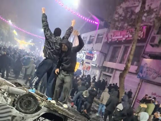 النظام الإيراني يقطع الإنترنت ويعلن تحويل المدارس إلى التعليم عن بُعد