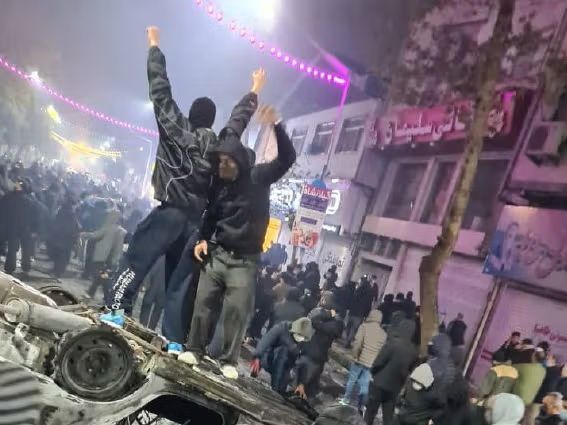 النظام الإيراني يقطع الإنترنت ويعلن تحويل المدارس إلى التعليم عن بُعد