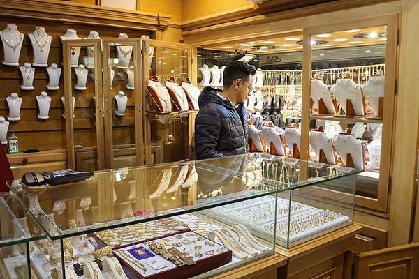 عملة "إمامي" تتجاوز 120 مليون تومان.. أسعار الذهب تسجل أرقامًا قياسية جديدة في إيران