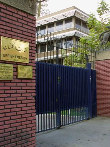 سحب عدد من دول العالم دبلوماسييها من طهران وإغلاق بعضها سفاراته مؤقتًا