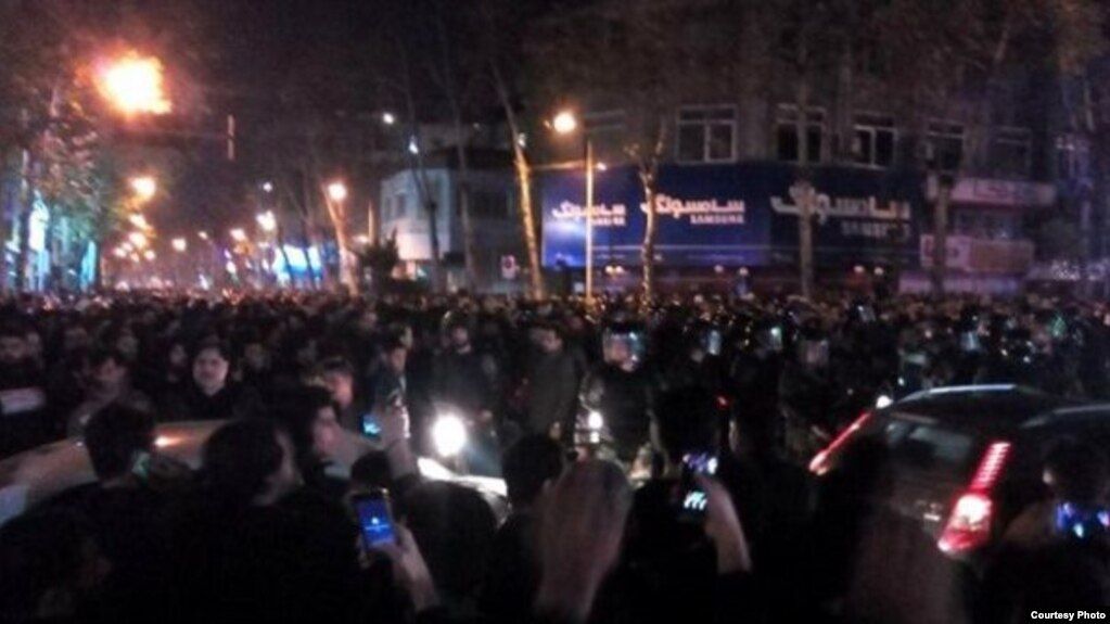 انتفاضة إيران: استجابة واسعة لدعوات الإضراب.. والنظام يقطع الإنترنت.. وتزايد عنف الأمن 