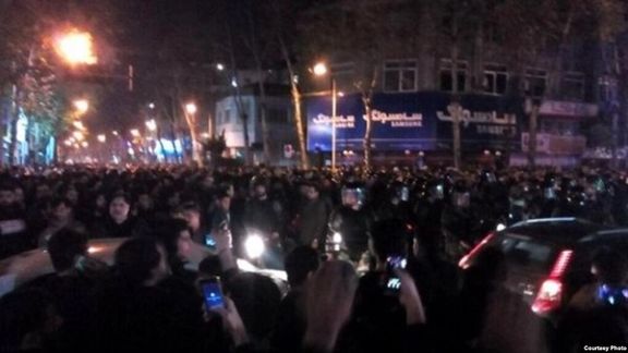 انتفاضة إيران: استجابة واسعة لدعوات الإضراب.. والنظام يقطع الإنترنت.. وتزايد عنف الأمن
