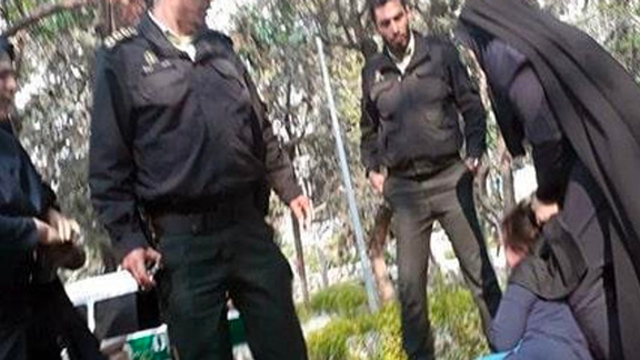 سایت عصر ایران با اشاره به حجاب اجباری: برخی برآنند با طالبان کورس بگذارند