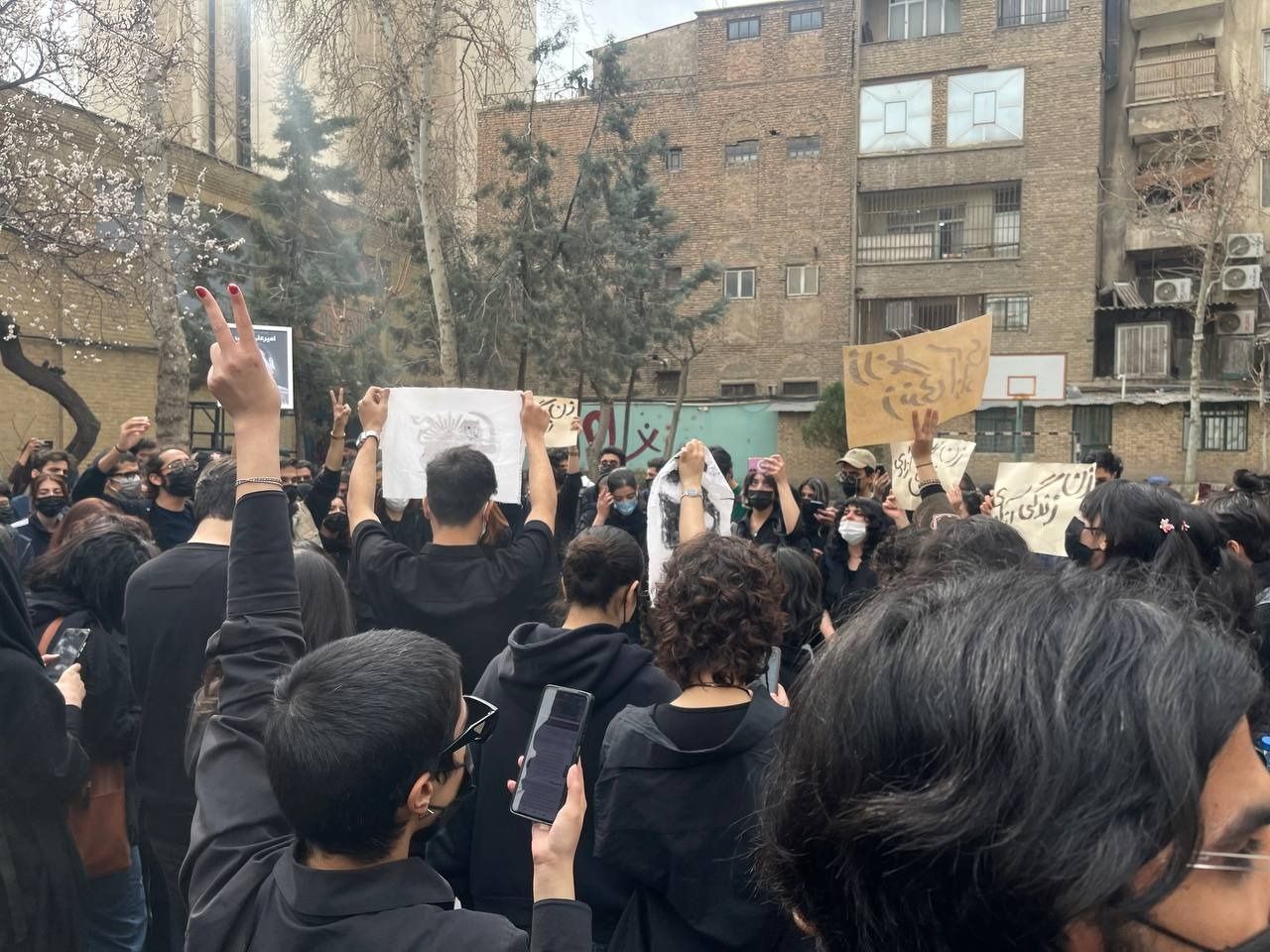 دو دانشجوی دانشگاه تهران به اتهام آتش زدن پرچم جمهوری اسلامی اخراج شدند