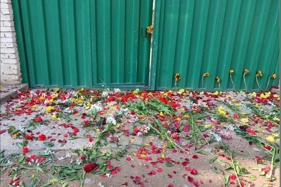 بعدما منعهم الأمن الإيراني من الدخول.. أهالي المعدومين يضعون الزهور على باب المقابر
