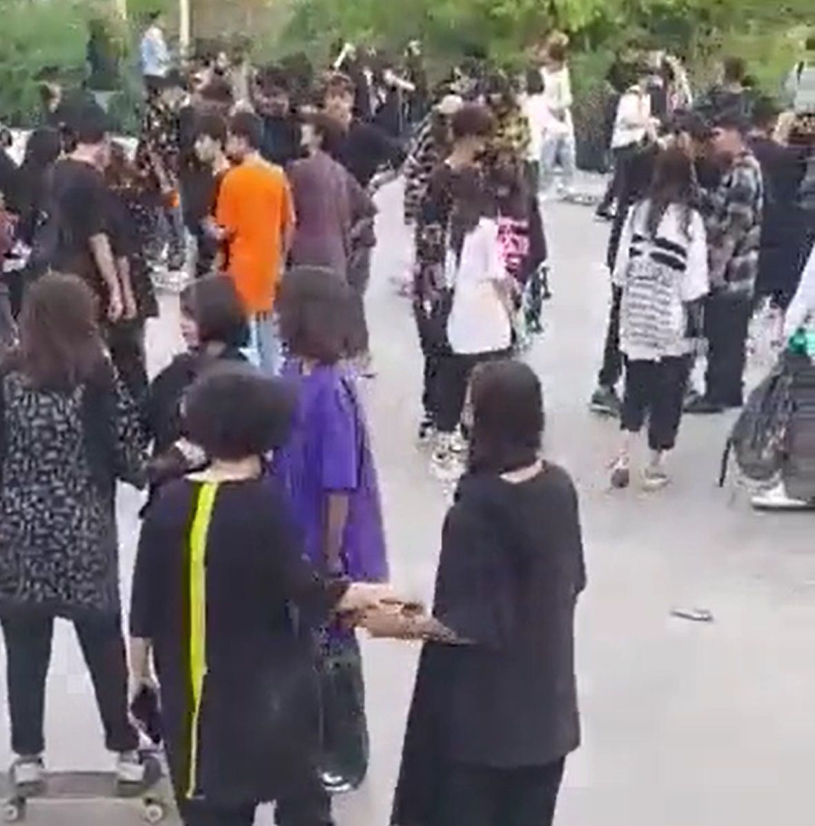 الأمن الإيراني يعتقل مراهقين بعد تحدٍّ غير مسبوق في اللبس ورفض "الحجاب"