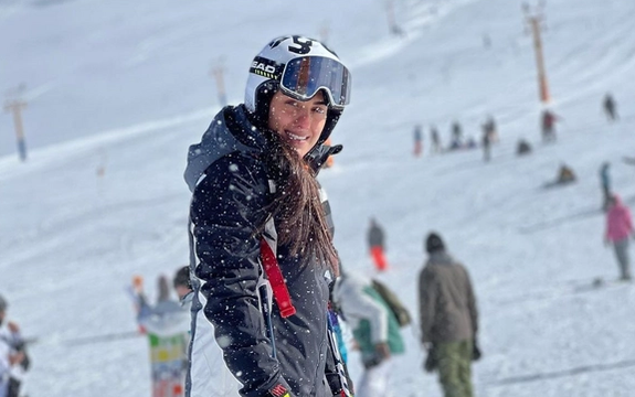 اختصاصی ایران اینترنشنال؛ فدراسیون اسکی به دلیل پناهندگی پاداش عاطفه احمدی را پرداخت نکرد