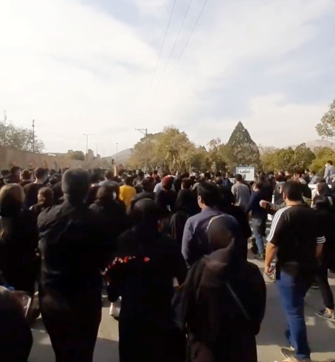 استمرار الانتفاضة الشعبية في إيران.. وهتافات ضد النظام من الجامعة إلى الشارع