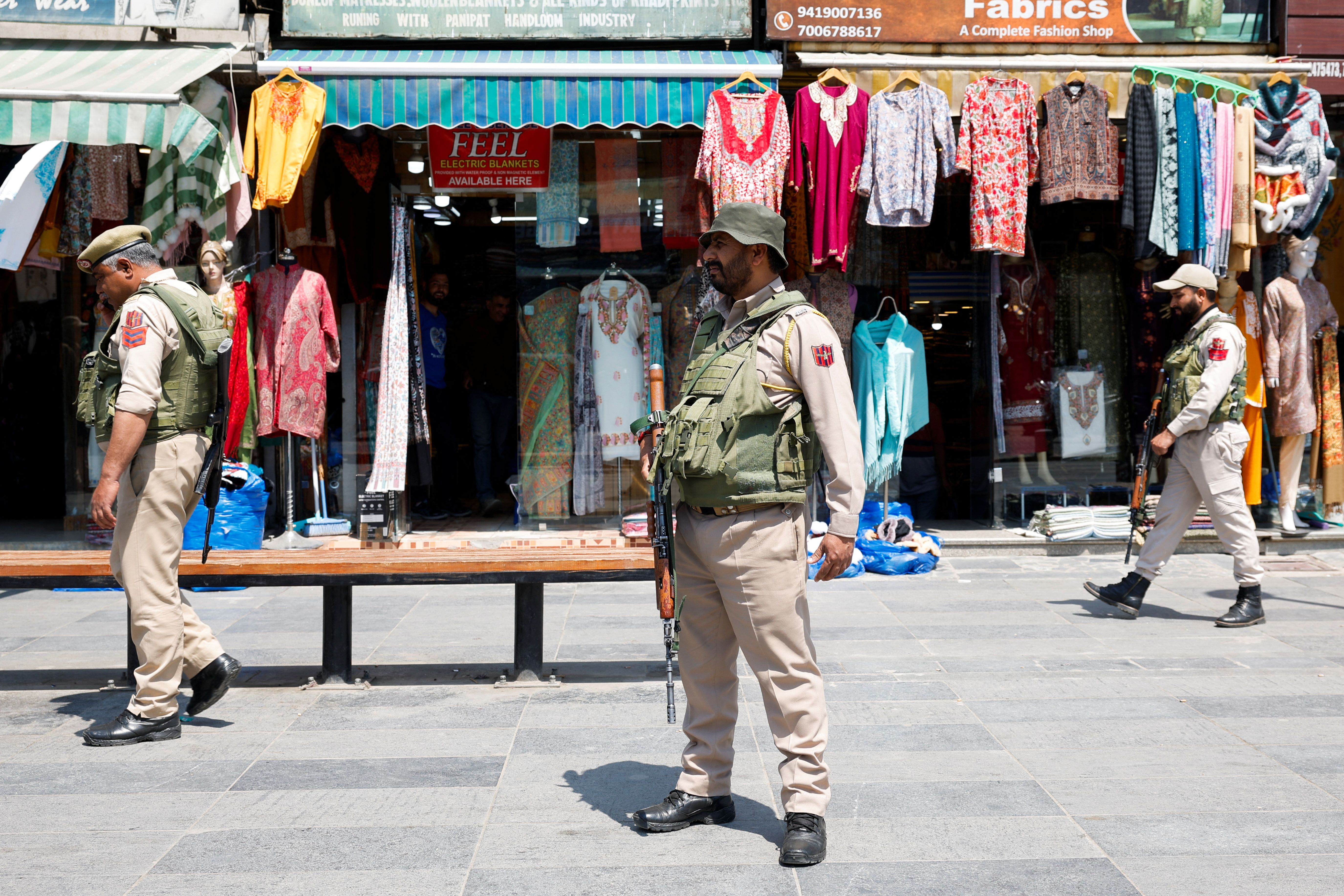 نیروهای امنیتی هند در خیابانی در منطقه پهلگام کشمیر، هشتم اردیبهشت