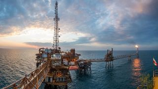 یک سال پس از بازگشت فشار حداکثری، صادرات انرژی ایران همچنان پابرجاست