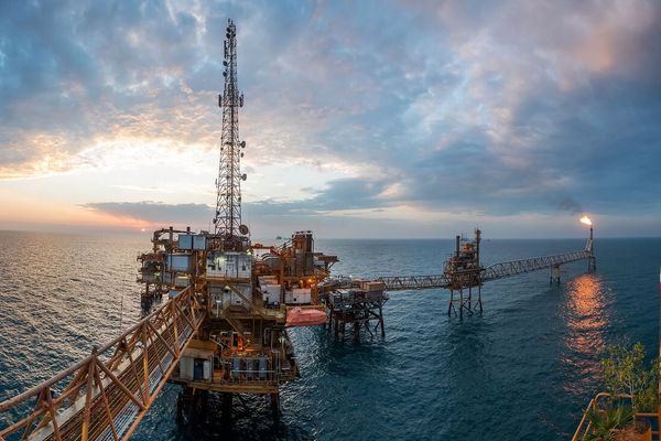 یک سال پس از بازگشت فشار حداکثری، صادرات انرژی ایران همچنان پابرجاست