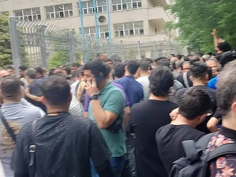 احتجاجًا على عدم تحقيق مطالبهم.. إضراب أكثر من 8 آلاف عامل في قطاعي النفط والغاز بإيران