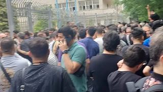 Cosmetics Traders in Tehran Market Close Shop, Rally Against Tax Hikes