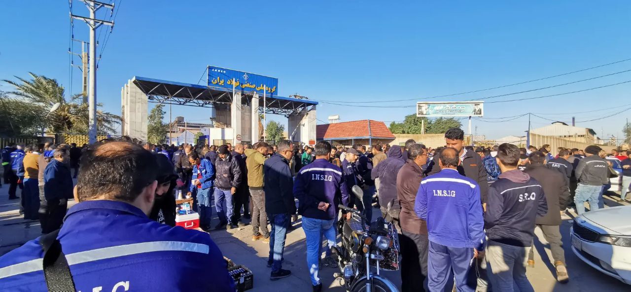 هفتمین روز راهپیمایی اعتراضی کارگران فولاد همزمان با تجمع بازنشستگان مخابرات