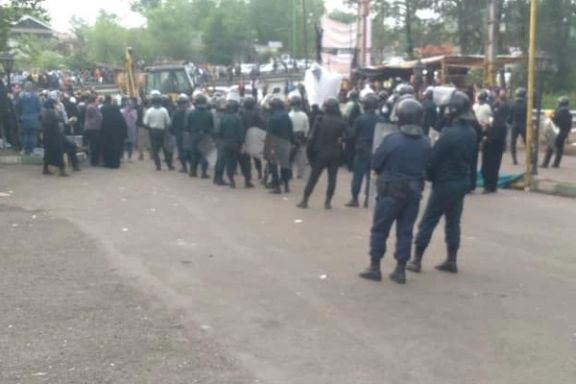 یورش ماموران به تجمع معترضان دفن زباله در سراوان؛ ۲۲ نفر بازداشت شدند