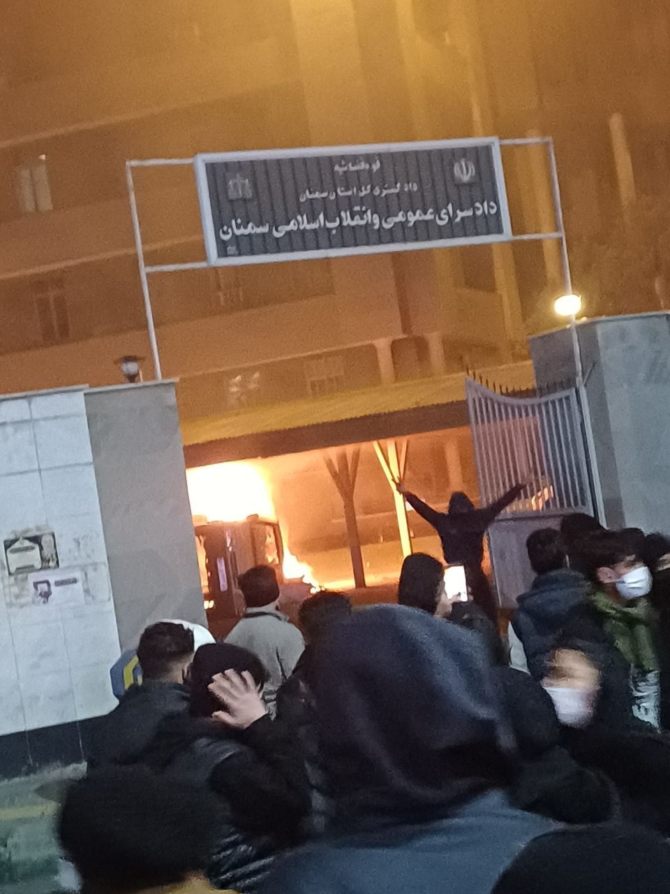 استقرار تک‌تیرانداز در دفتر امام‌جمعه و خوابگاه دانشجویی برای سرکوب اعتراضات سمنان