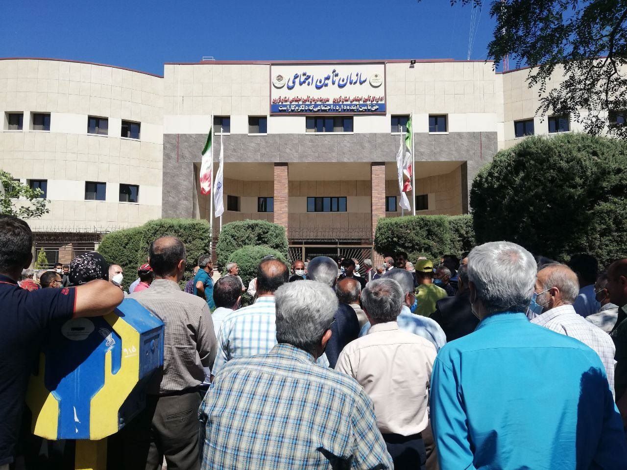 تجمع بازنشستگان در شهرهای مختلف با شعار «شیش کلاس بی سواد استعفا استعفا»