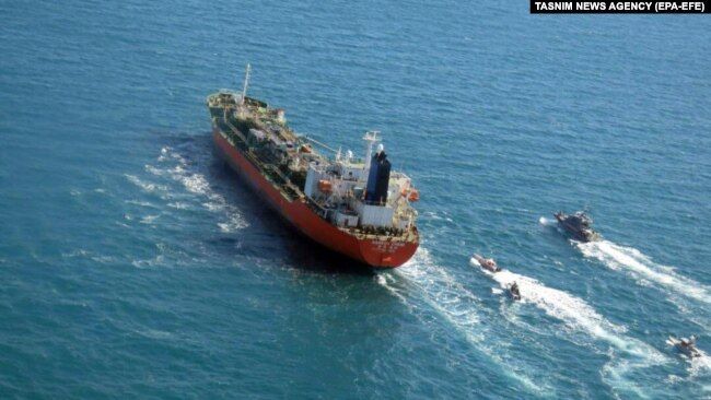 القوات البحرية للحرس الثوري الإيراني تستولي على "سفينة أجنبية محملة بالوقود المهرب"
