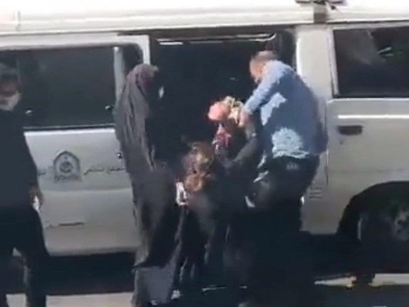 فرمانده نیروی انتظامی: ویدیوی بازداشت زن جوان ربطی به حجاب نداشت