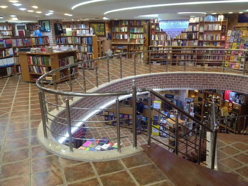 شهر کتاب مرکزی تهران به دلیل حضور بدون حجاب مشتریان پلمب شد