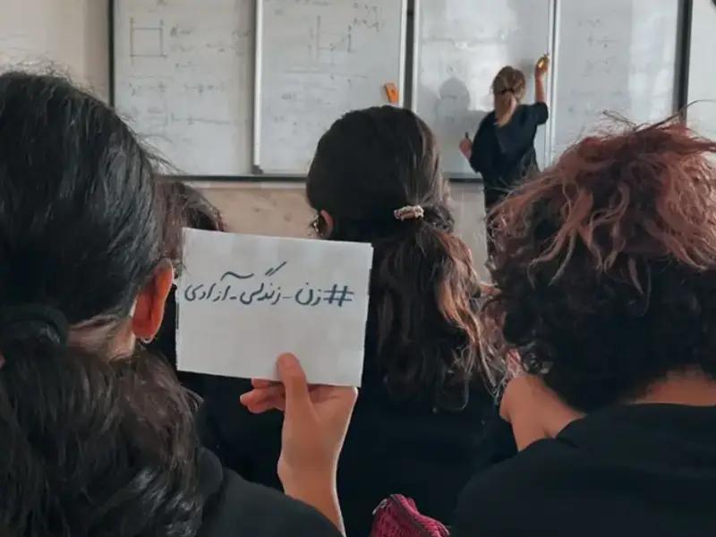 170 ناشطا إيرانيا: طريقة حكم النظام "مدمرة" والتركيز على الحجاب الإجباري "أمر صادم" 