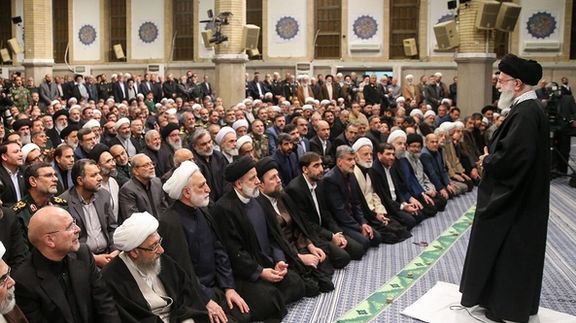 بیش از ۲۳۰ نفر از فعالان سیاسی و اجتماعی: گروه محدودی در کشور به ثروتهای نجومی رسیدهاند