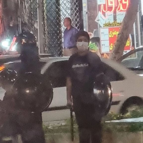 کاربران شبکههای اجتماعی عکسهای مختلفی از استفاده نیروهای سرکوب از کودکان منتشر میکنند