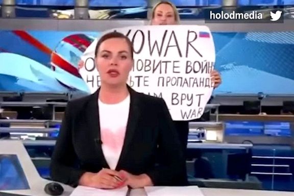 کرملین اعتراض ضدجنگ کارمند زن تلویزیون دولتی روسیه در پخش زنده را «اوباشگری» خواند