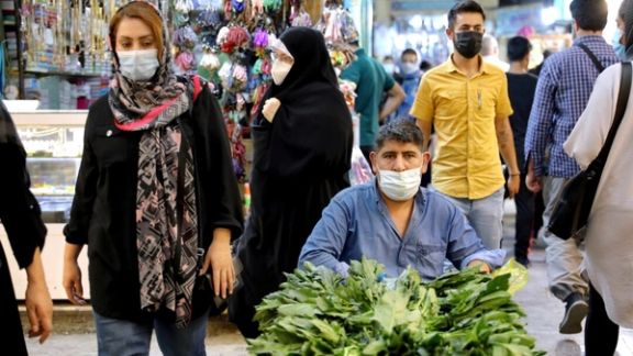 وزير الصحة الإيراني: دخلنا في الموجة السادسة وتحول 7 مدن إلى "الأحمر" لانتشار "أوميكرون"