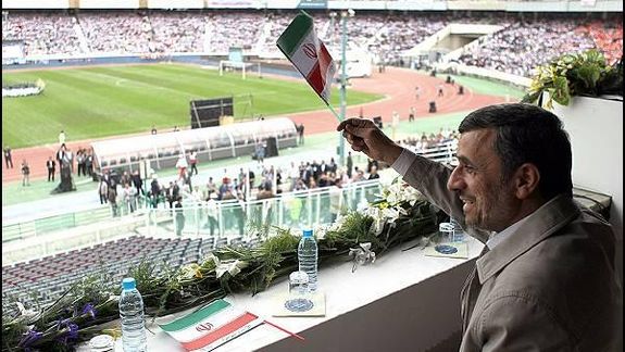 احمدینژاد:اگر زنان را از حضور در ورزشگاه منع نمیکردند، امروز حیثیت ایران به حراج نمیرفت