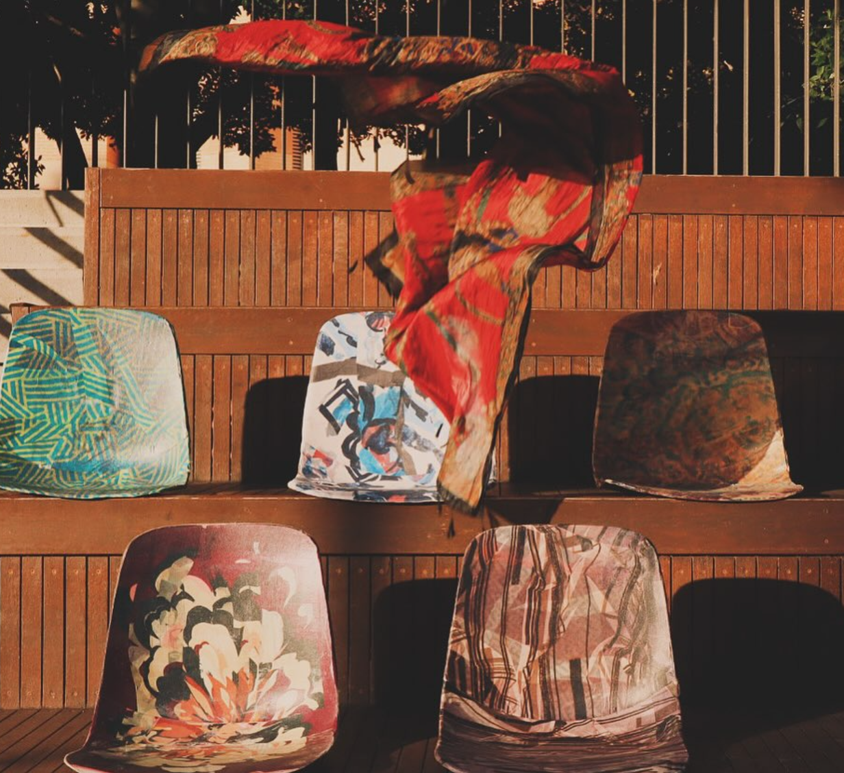 هنرمند ایرانی-استرالیایی با الهام از جنبش مهسا، با روسری صندلی استادیوم می‌سازد