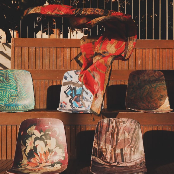 هنرمند ایرانی-استرالیایی با الهام از جنبش مهسا، با روسری صندلی استادیوم میسازد