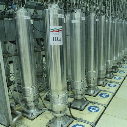 بريطانيا وفرنسا وألمانيا تحذر من انقضاء مهلة 30 يومًا قبل تفعيل آلية الزناد النووي لإيران