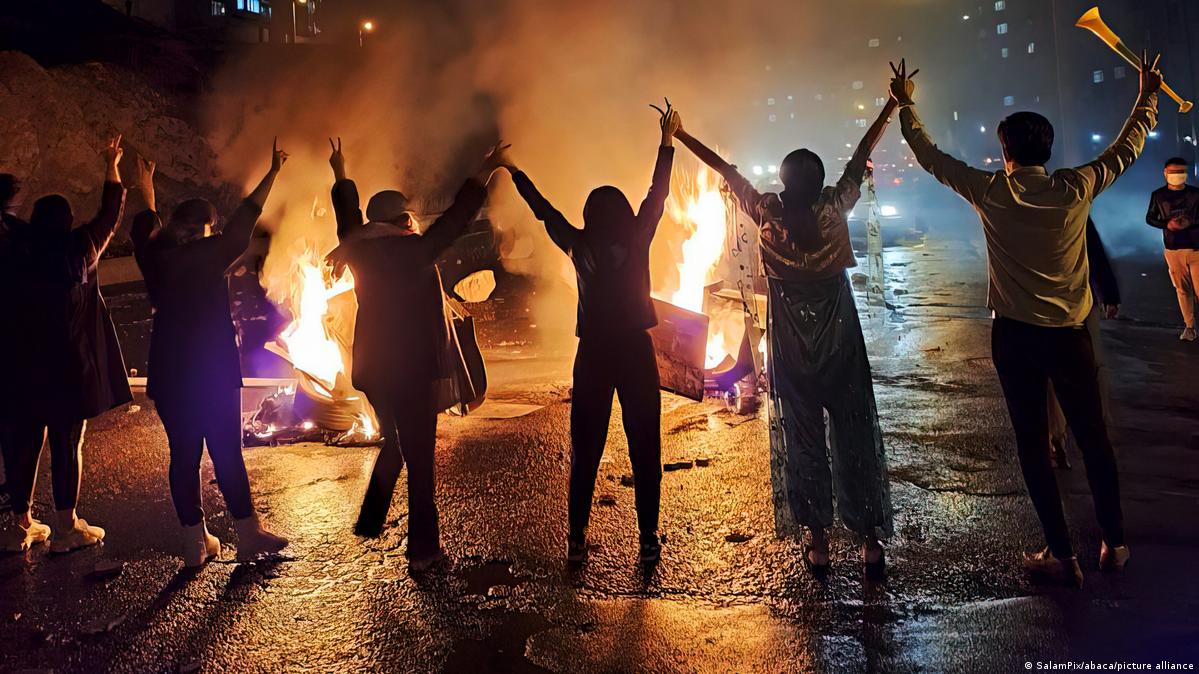 الاحتجاجات مستمرة في شوارع طهران والمدن الإيرانية.. والمحتجون: "الموت للديكتاتور خامنئي"