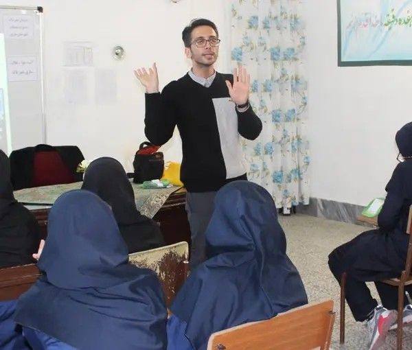 منع المعلمين الذكور من التدريس في جميع المدارس الثانوية للبنات في إيران