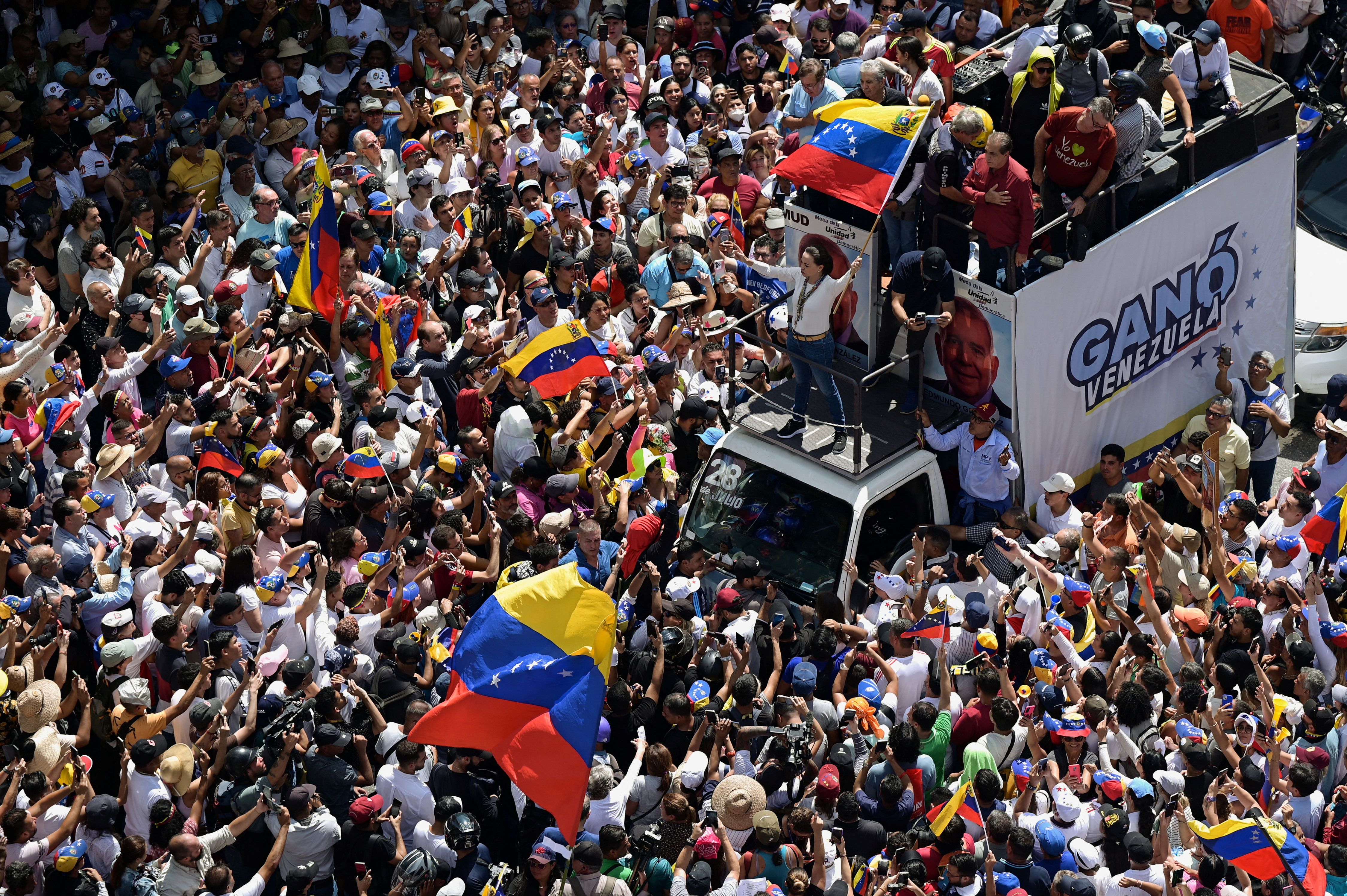 تظاهرات گسترده مخالفان نیکولاس مادورو در کاراکاس، ۲۷ مرداد