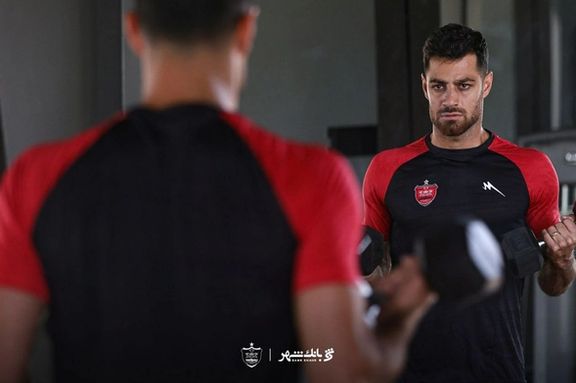 بینی مرتضی پورعلیگنجی شکست، مدافع پرسپولیس با گارد مخصوص بازی میکند