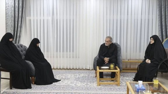 پزشکیان و دخترش برای دیدار با خانواده رئیسی به خانه او رفتند