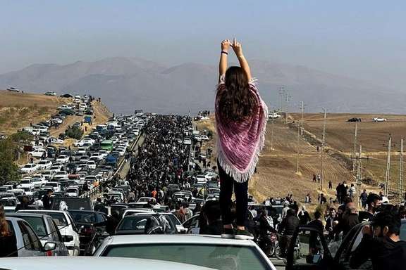 A large crowd marching to a cemetery in the hometown of Mahsa Amini to pay tribute to her, on October 26, 2022