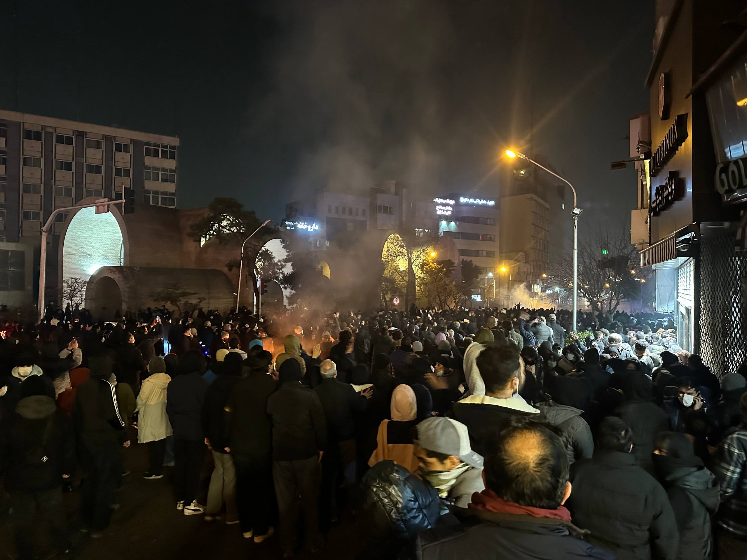 خیابان به‌مثابه اتاق گاز؛ گزارش شاهدان عینی از حمله شیمیایی ماموران به معترضان بی‌دفاع