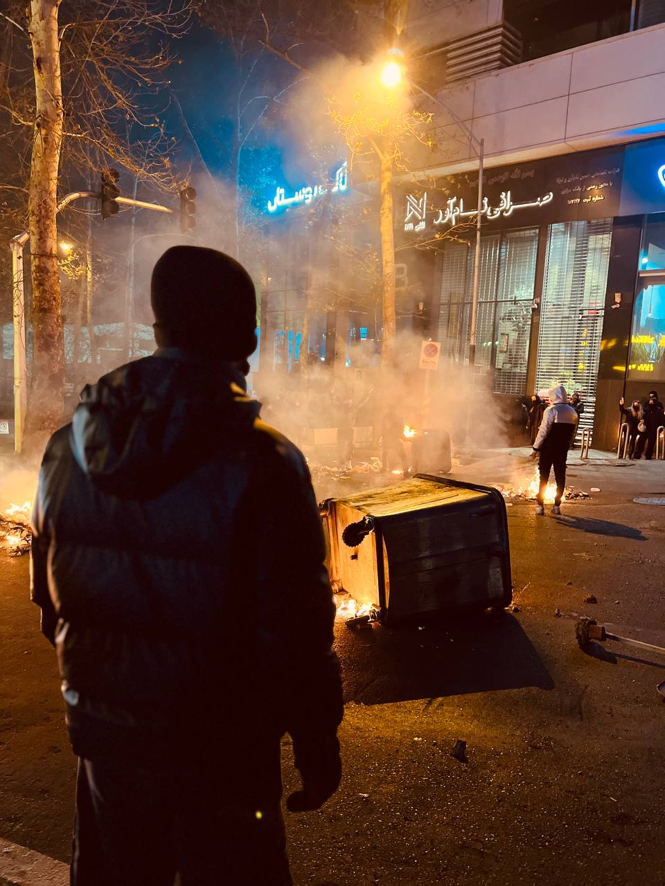 مخاطب: در سمنان به پنجره‌های کسانی که اعتراضات را می‌دیدند هم شلیک می‌کردند