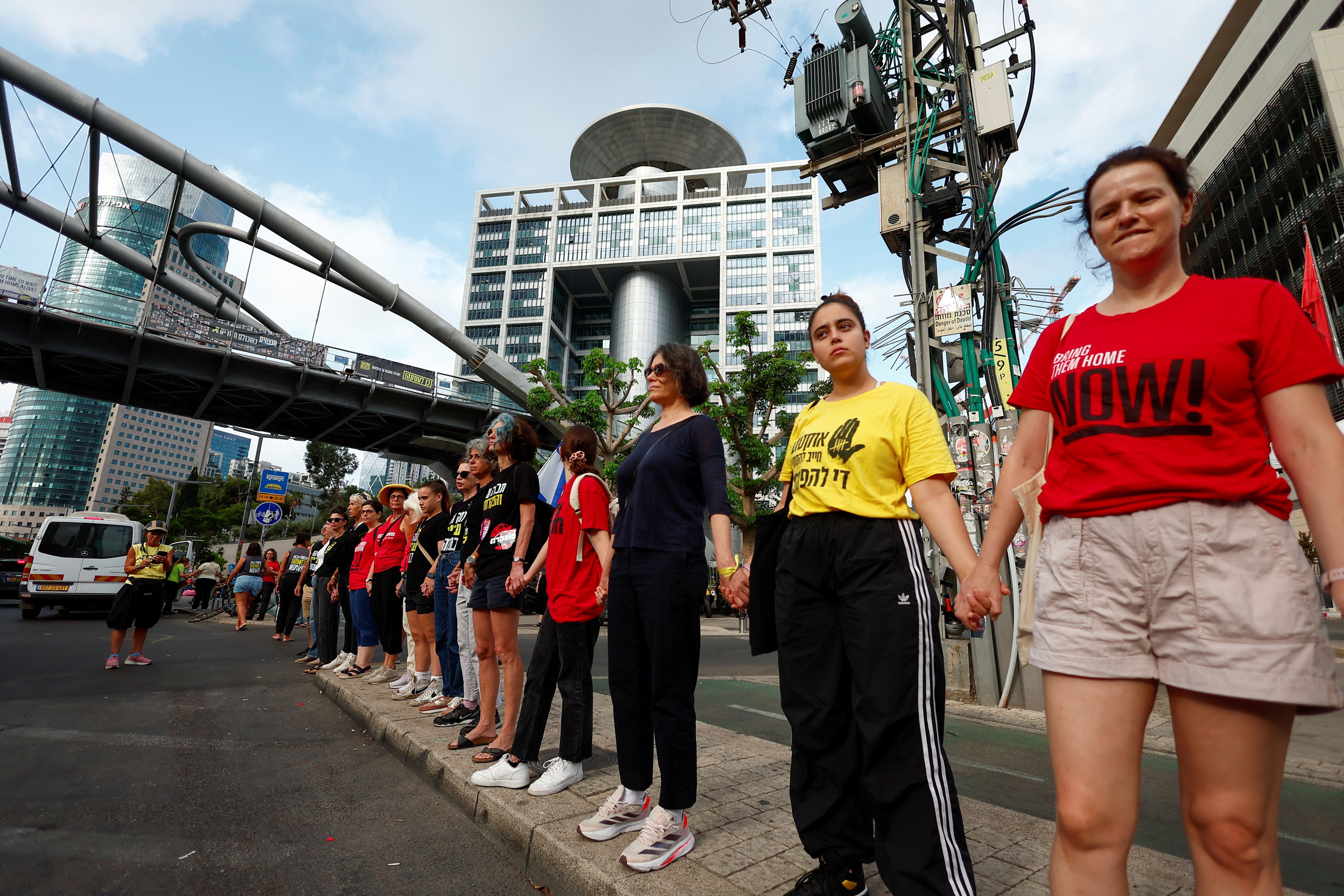 زنجیره انسانی اسرائیلی‌ها در سالگرد حمله هفت اکتبر