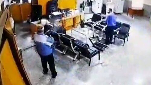 لم يملك ثمن طبق بيض.. إعدام إيراني قتل ممثل خامنئي في مصرف