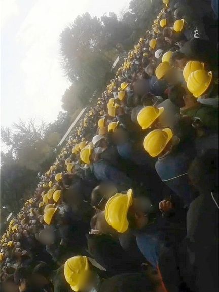 إضراب واسع للعمال في الشركات ومصانع السيارات في إيران