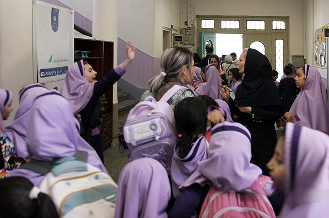مادر بی‌روسری، دختر مقنعه‌پوش