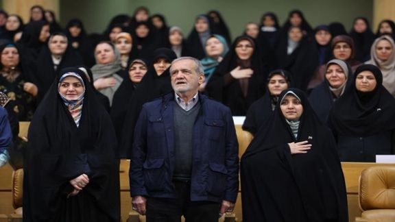 الرئيس الإيراني: البعض ينظر إلى النساء كـ "فزّاعات" ومن لا يرى مكانتهن فهو أعمى