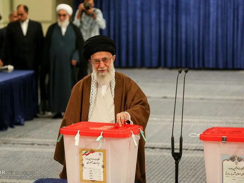 رغم المقاطعة الشعبية الواسعة.. عشرات الإصلاحيين الإيرانيين يدعون المواطنين للانتخابات