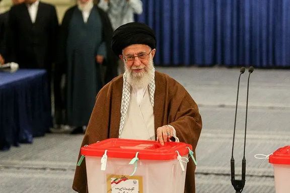 رغم المقاطعة الشعبية الواسعة.. عشرات الإصلاحيين الإيرانيين يدعون المواطنين للانتخابات